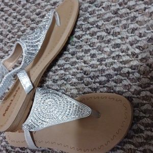 New Ladies silver thong sandals sz 10 ( fits like a 9)